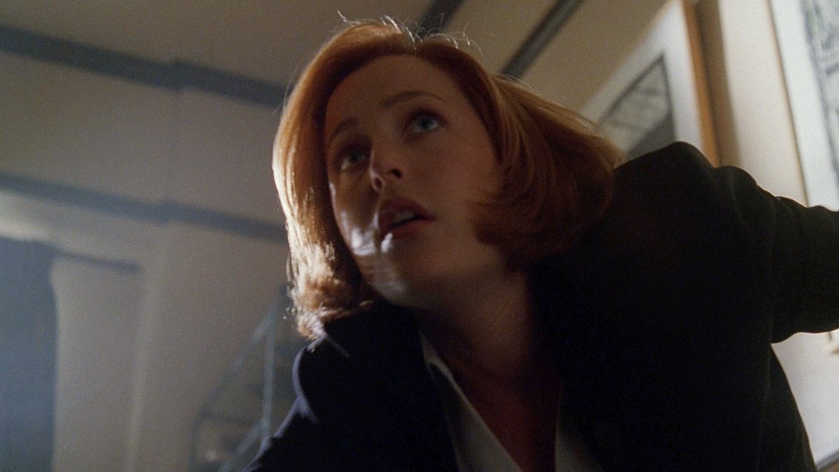 Mulder, you couldn't have waited five seconds for Scully to put her shoes on?  #XFScriptWatch  #Milagro