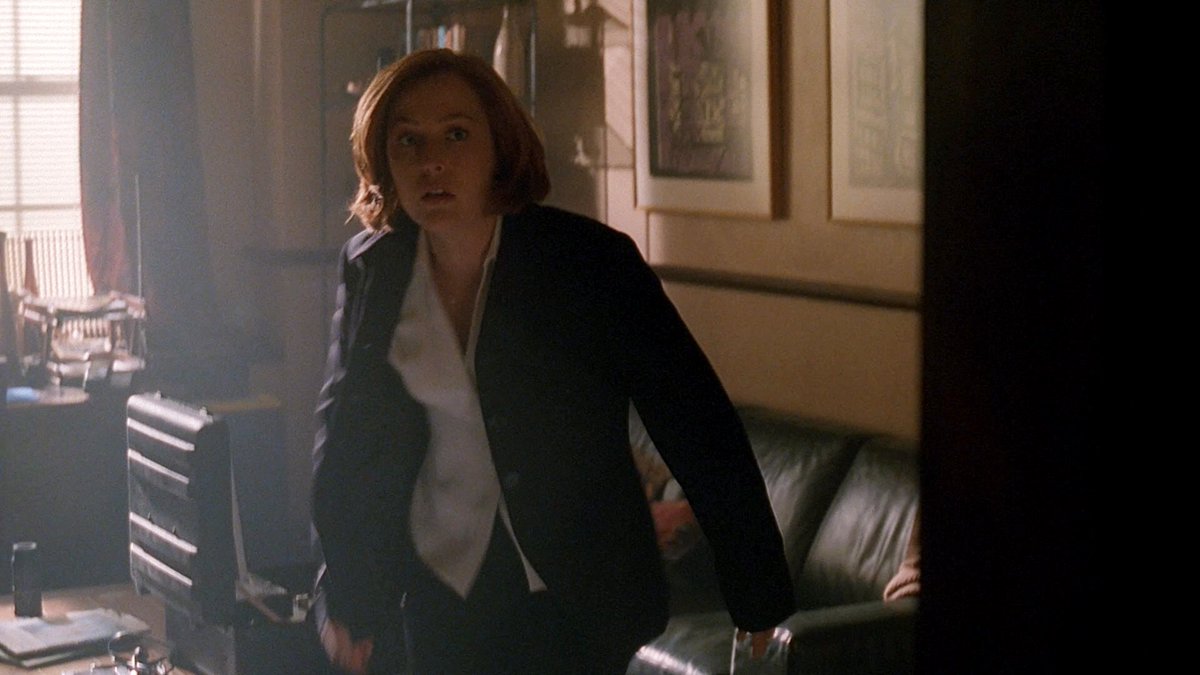 Mulder, you couldn't have waited five seconds for Scully to put her shoes on?  #XFScriptWatch  #Milagro
