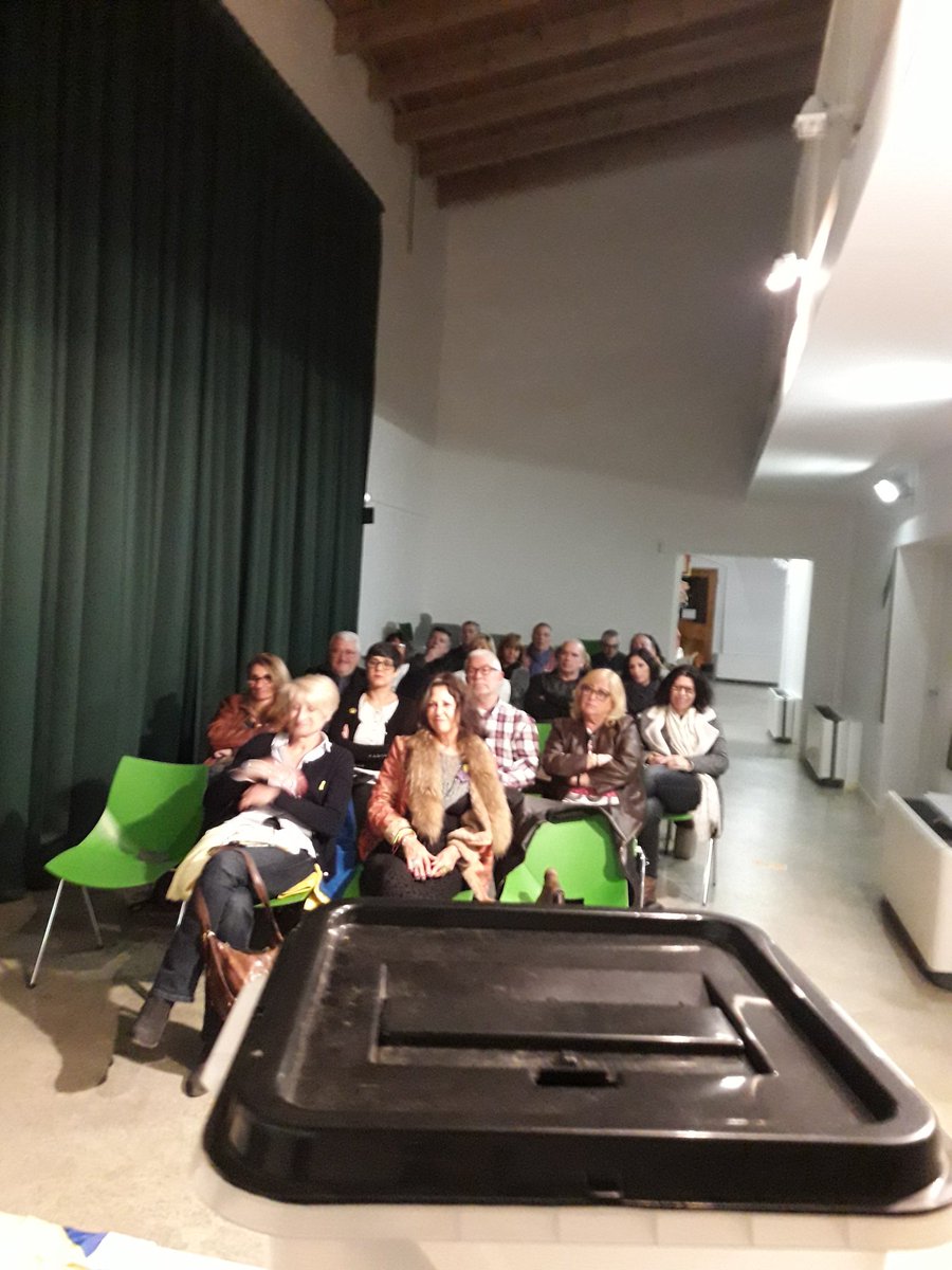 tornaran's tweet photo. Gràcies al públic i ponents per la vostra assitència ahir. Seguirem treballant perqué tornin lliures a una terra lliure. #tornaran https://t.co/rVwsS4fquA