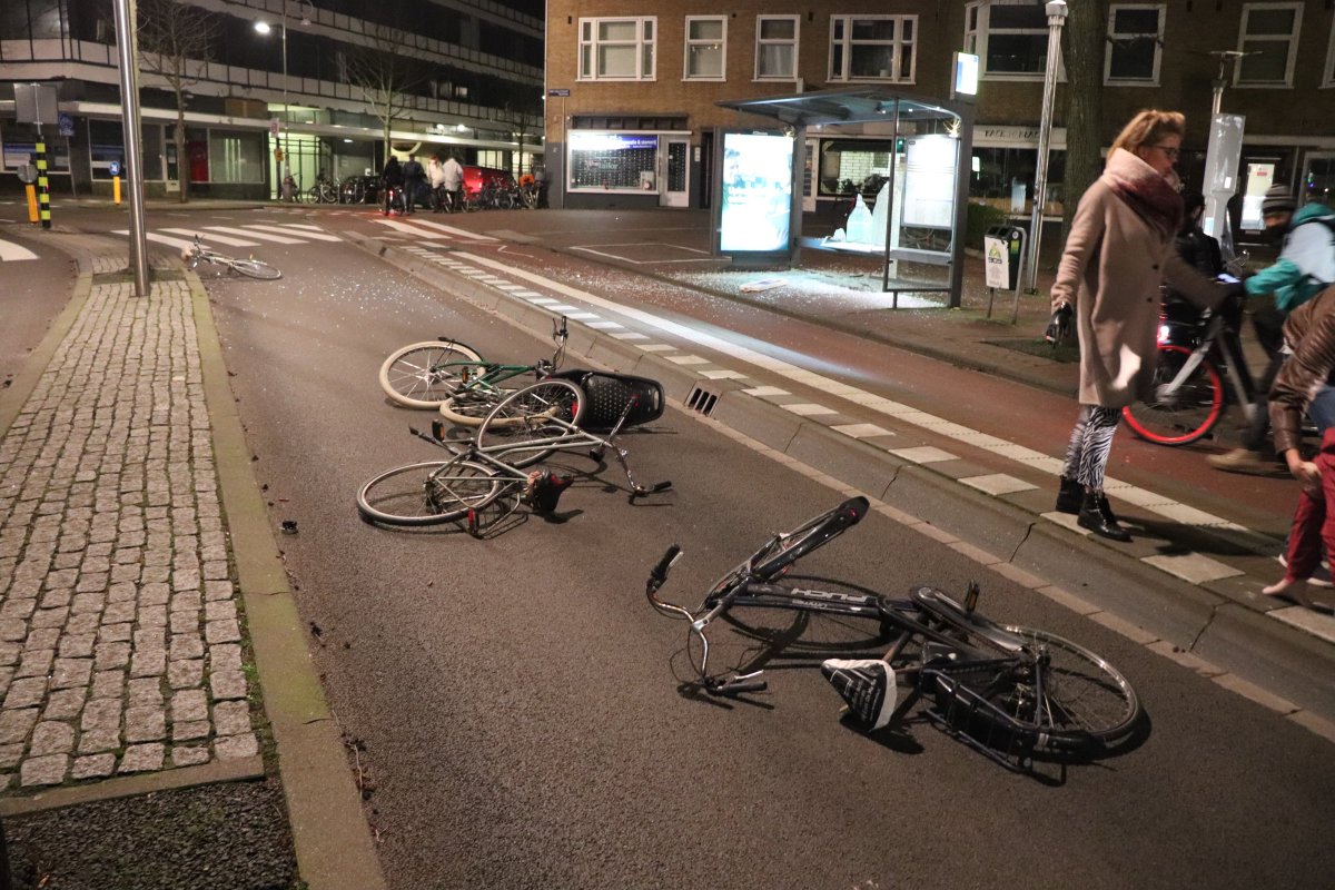 martindamen58's tweet photo. #Relletjes rond #Westerpark #Amsterdam tijdens optreden politie. Twee groepen jongeren van scholen uit zuidoost en west zochten elkaar op de #Kermis na uitdagingen op twitter. Rond van Hallstraat en van Beuningenplein vernielingen. 12 jongeren #aangehouden #ME. @Politie_Adam https://t.co/GVy1VrzT4i