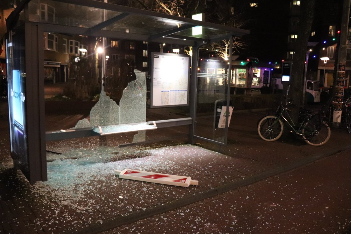 martindamen58's tweet photo. #Relletjes rond #Westerpark #Amsterdam tijdens optreden politie. Twee groepen jongeren van scholen uit zuidoost en west zochten elkaar op de #Kermis na uitdagingen op twitter. Rond van Hallstraat en van Beuningenplein vernielingen. 12 jongeren #aangehouden #ME. @Politie_Adam https://t.co/GVy1VrzT4i