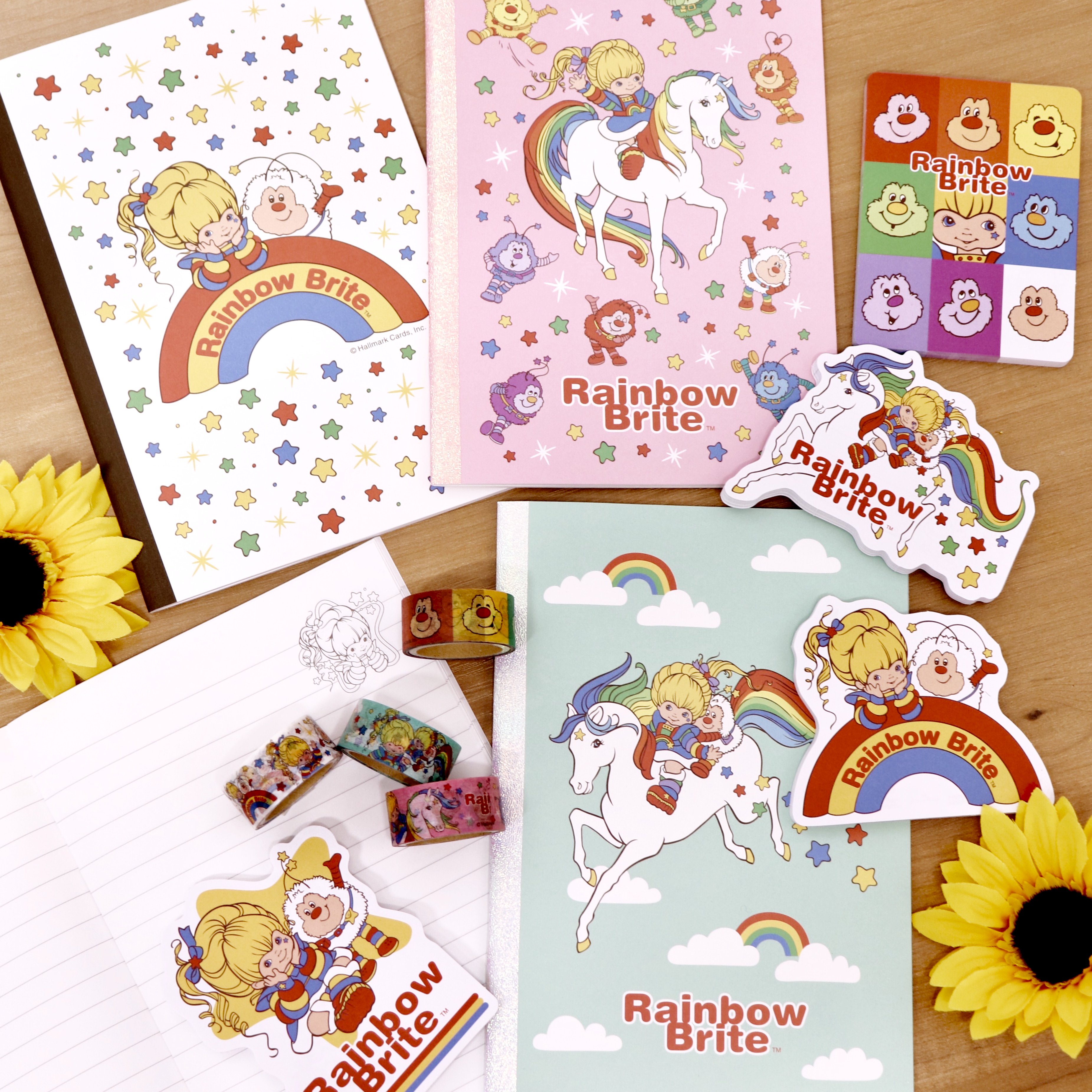 ロフト公式 新発売 1990年に放送された仏 米 日合作のテレビアニメキャラクター Rainbow Brite レインボーブライト レトロな色使いとキャッチーなキャラクターがかわいい文具たちがロフトに登場です T Co 1knbg2om8n T Co