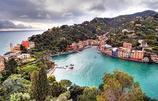 CultureOA's tweet image. بورتوفينو، ايطاليا 🇮🇹 
#portofino
.
قرية بحرية صغيرة على الريفيرا الإيطالية في مقاطعة "جنوى" تشتهر في صيد الأسماك وكثرة الدلافين بها.

الريفييرا "Riviera” هي كلمة إيطالية الأصل وتستعمل لأي منطقة ساحلية مشهورة بالسياحية.

• تبعد عن روما مسافة 485كم 
• وعن ميلانو 172 كم