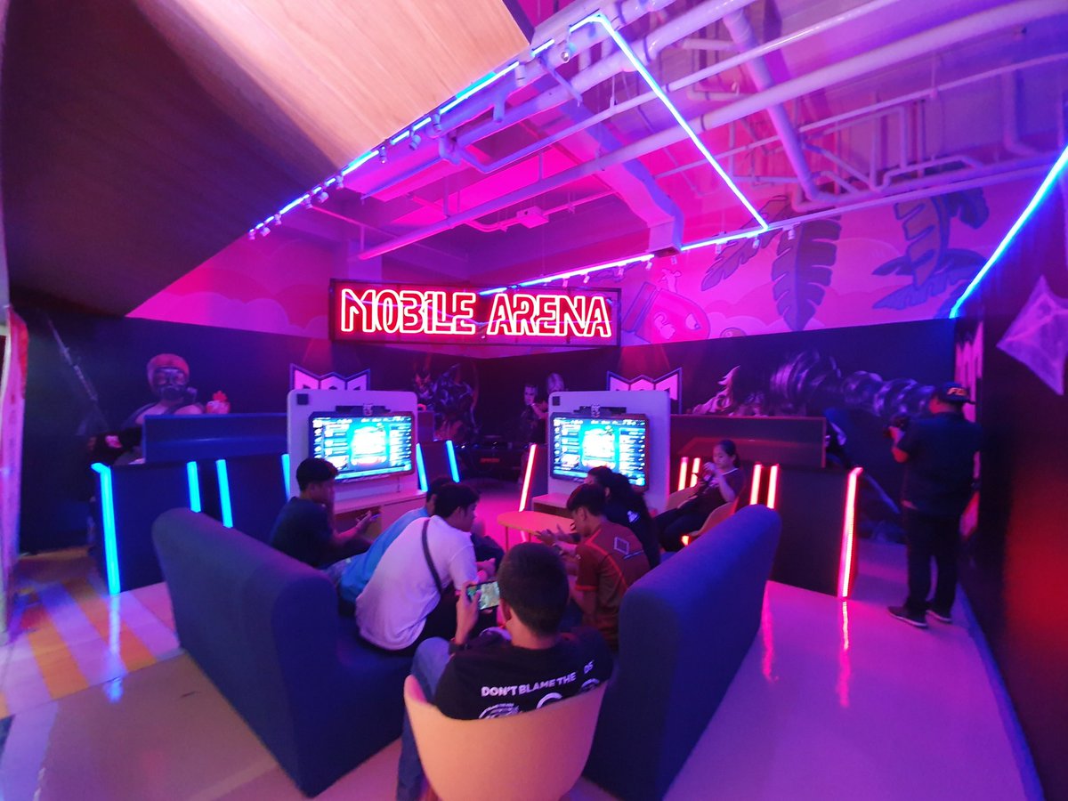 RikuCasts's tweet photo. More esports action happening at #TheESC !
Mobile Legends Bang Bang this time! We've got League of Legends and a Fireside Gathering for Hearthstone today!
We're at Playnation,UP Town Center! Come join us!
#TheESC #ConnectCompeteCreate https://t.co/FxChpb5vAe