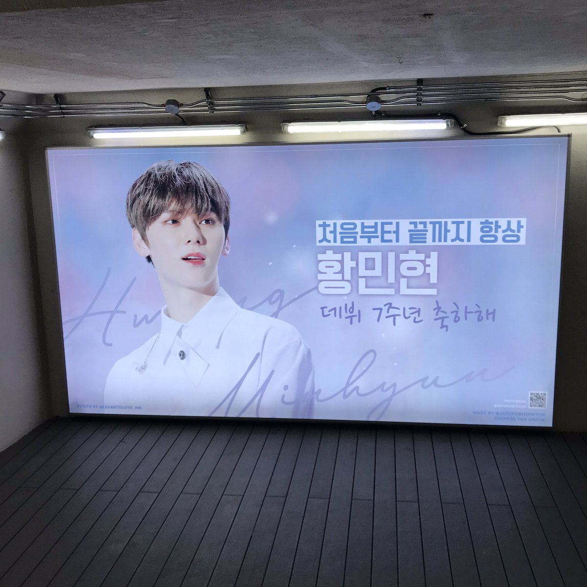 Eternally_hmh's tweet photo. 190316 신사역 4번 출구 광고
@justforminhyun @LearntoLove_mh
이렇게 행복해도 되나요••😭😭💦
버스타고 4번 출구로 내려왔는데 보자마자 헉,,💓💓
민현이가 너무 이뻐서 한참을 가까이 못 가구 그저 바라보며 사진만 찍고 있었는데 지나가던 팬 분께서 사진 찍어주셔서 주접을 더 떨고 왔슴다😄 https://t.co/VP2vJbfBOV