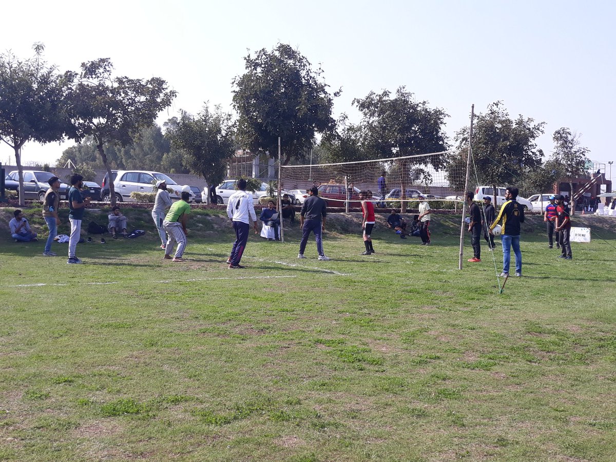 famtya21's tweet photo. These guys never rest. Sportsmen always on their toes. #BNUBestival #Eudamonia #BNU #Day2 #SportsBiz #HumAgyeHain https://t.co/lb3xKQbGBg