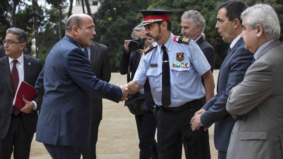 vagadefam's tweet photo. 1 A diferència de Castellví, al major Trapero no li va tremolar la veu davant el tribunal de la Inquisició espanyola. A mi me va recordar el general Batet, el capità general de l'exèrcit d'ocupació espanyol de 1931-35 a les ordres de la II República.

https://t.co/H29KXopHjF https://t.co/WzG0Ya7Iy9