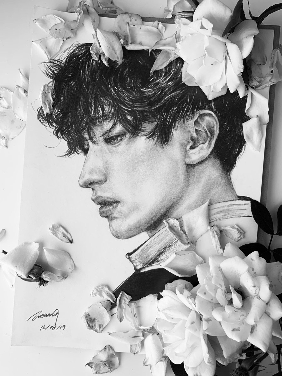 lilioneee's tweet photo. A king of white roses. 

(Never has dirt made someone look so attractive.) 

#dokyeom #seventeen #seokmin #fanart #seventeendk #dkfanart #xcalibur #kpopfanart #seventeenfanart #leeseokmin #kpop #art #graphitedrawing https://t.co/MDtWSeuCO6