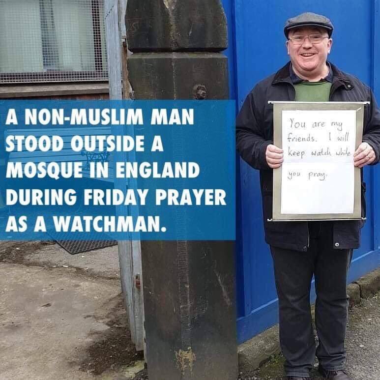 aasifkhxn07's tweet photo. Heartwarming. A non-Muslim stood outside a mosque in #Manchester, England during #Friday prayers with a poster saying he will keep watch while the Muslims pray. ❤️ 

#Christchurch #christchurchterrorism #NewZealandTerroristAttack https://t.co/pgmqDJOACb