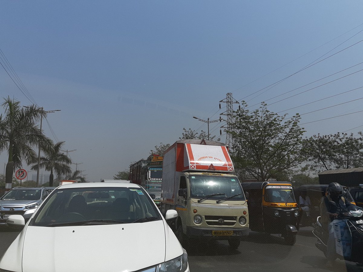 SunilGhate1's tweet photo. #Trafficjam #EEHighway from Vikhroli towards Chembur. No in UK delay of 20 minutes. Flyover construction near Link Rd to blame. @MumbaiPolice @VOGNewsLive @LocalPressCo @RoadsOfMumbai @Wassup_Mumbai @mumbaitraffic @RidlrMUM @smart_mumbaikar @ChemburChapters @ChemburInfo https://t.co/FymnQcwGp9