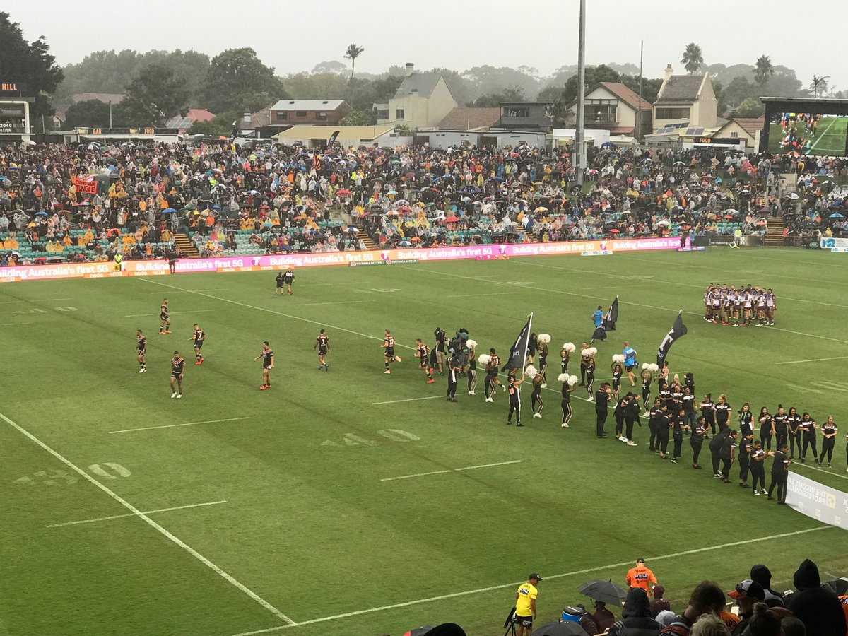 & ⁦@WestsTigers⁩ take to the field #LeichhardtOval #WelcometotheJungle ⁦@NRL⁩