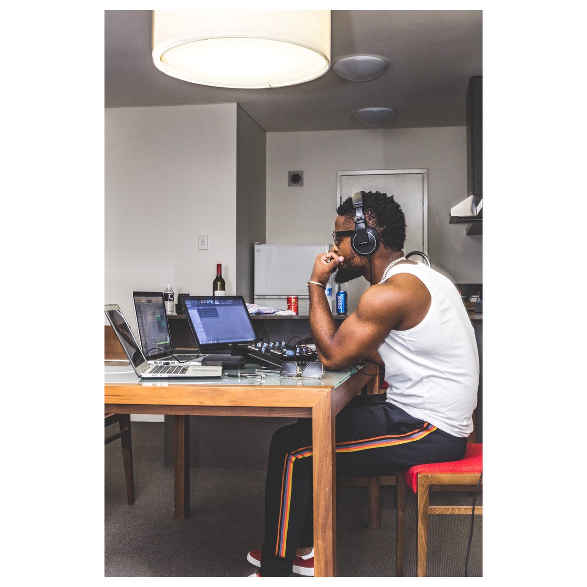 KabeloMusic's tweet photo. Its either we travel with a PS4 or the studio. Hotels ARE LONELY guys, might aswel make music while waiting for your call time. #ReMminoSoldGold #FetchYourLife #YourBicepGoals https://t.co/oLh7ZiY6wT