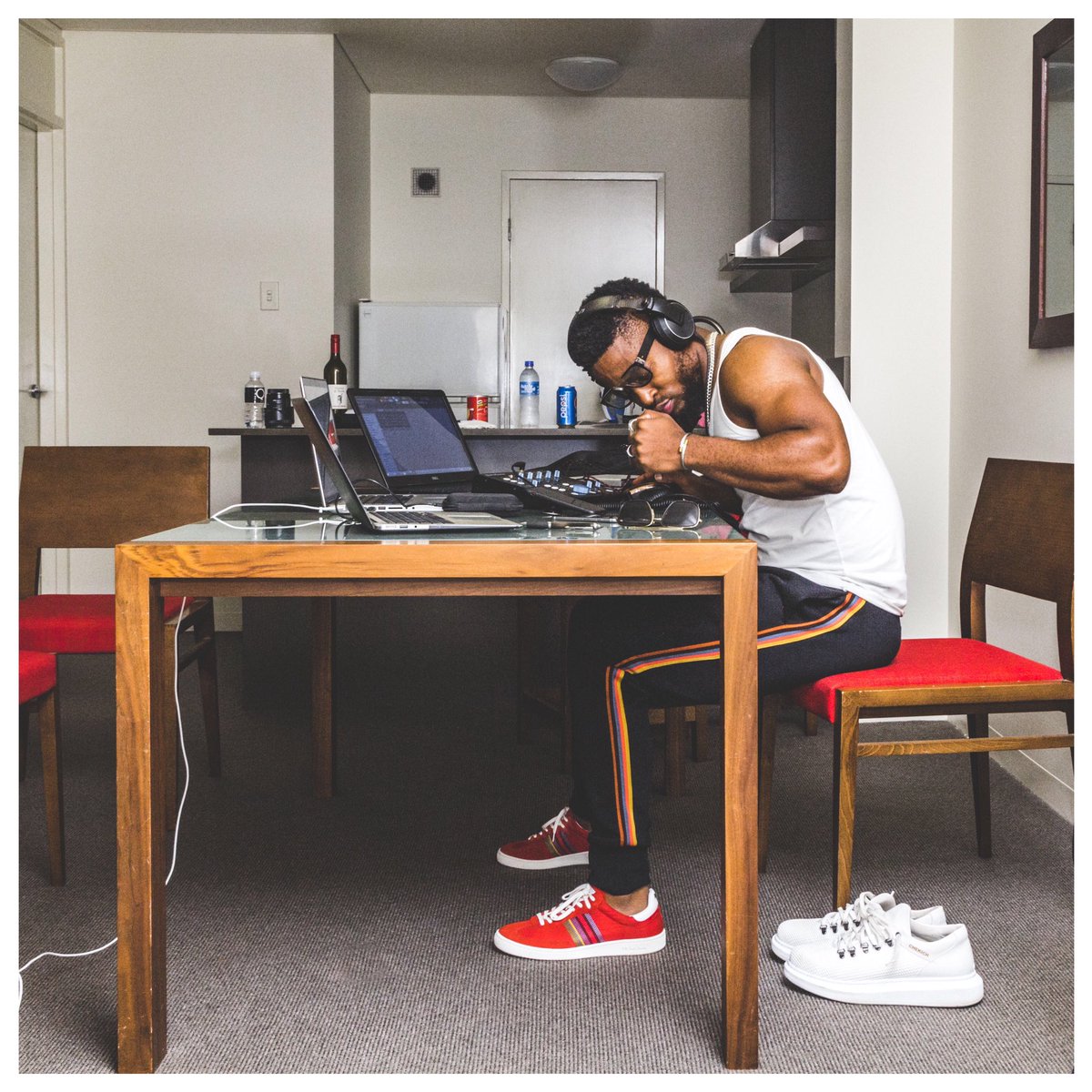 KabeloMusic's tweet photo. Its either we travel with a PS4 or the studio. Hotels ARE LONELY guys, might aswel make music while waiting for your call time. #ReMminoSoldGold #FetchYourLife #YourBicepGoals https://t.co/oLh7ZiY6wT