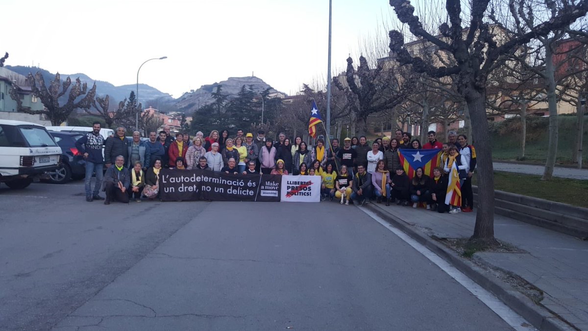 AMI__cat's tweet photo. Els alcaldes i alcaldesses catalans ja són de camí a #Madrid on avui també faran sentir la seva veu a la manifestació #autodeterminacionoésdelicte  
Som-hi! #alcaldes16M #alcaldesses16M 🎗 https://t.co/fyh4S7aVcB