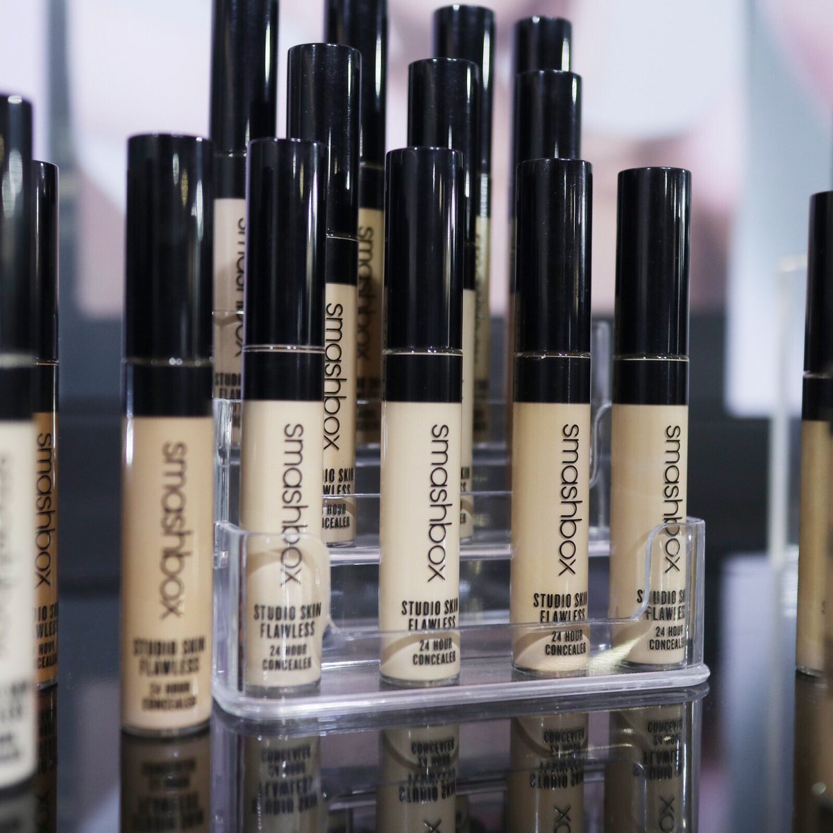 ling_wrsc's tweet photo. Smashbox — Primer ตัวดังมาในหลอดแบบใหม่ คอลซีลเลอร์น่าจะรุ่นใหม่นะอันนี้จำไม่ค่อยได้แต่มีหลายเฉดมาก แล้วก็มีกลอสใหม่หลายเฉดเลย สีสวยๆเยอะนะ
#SephoraTHSpring19 #MySephoraTH https://t.co/oMipZ6p8mZ
