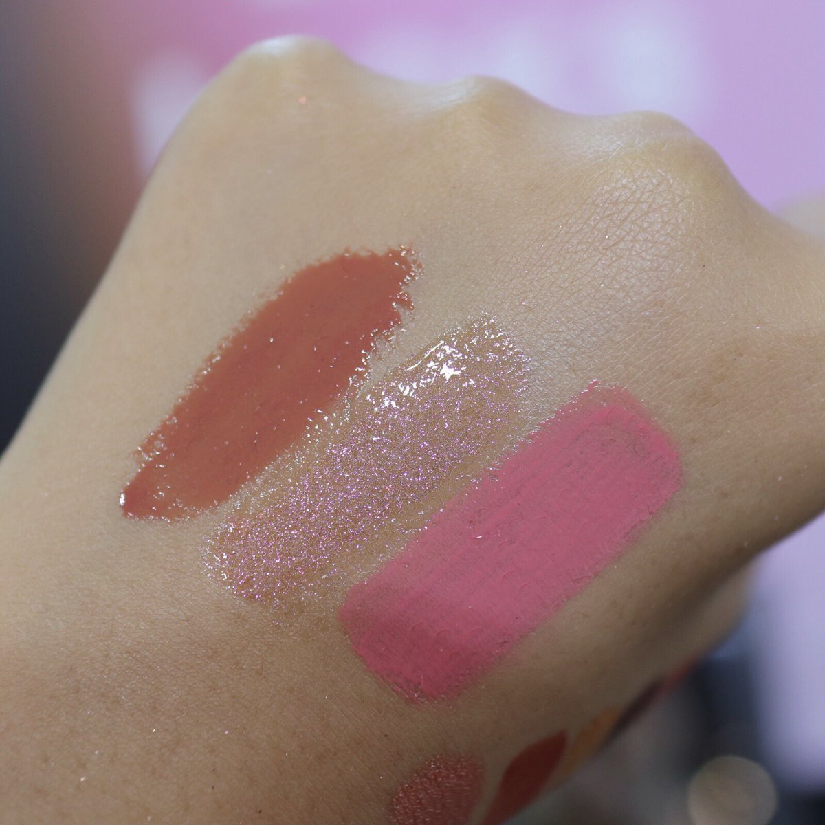 ling_wrsc's tweet photo. Smashbox — Primer ตัวดังมาในหลอดแบบใหม่ คอลซีลเลอร์น่าจะรุ่นใหม่นะอันนี้จำไม่ค่อยได้แต่มีหลายเฉดมาก แล้วก็มีกลอสใหม่หลายเฉดเลย สีสวยๆเยอะนะ
#SephoraTHSpring19 #MySephoraTH https://t.co/oMipZ6p8mZ