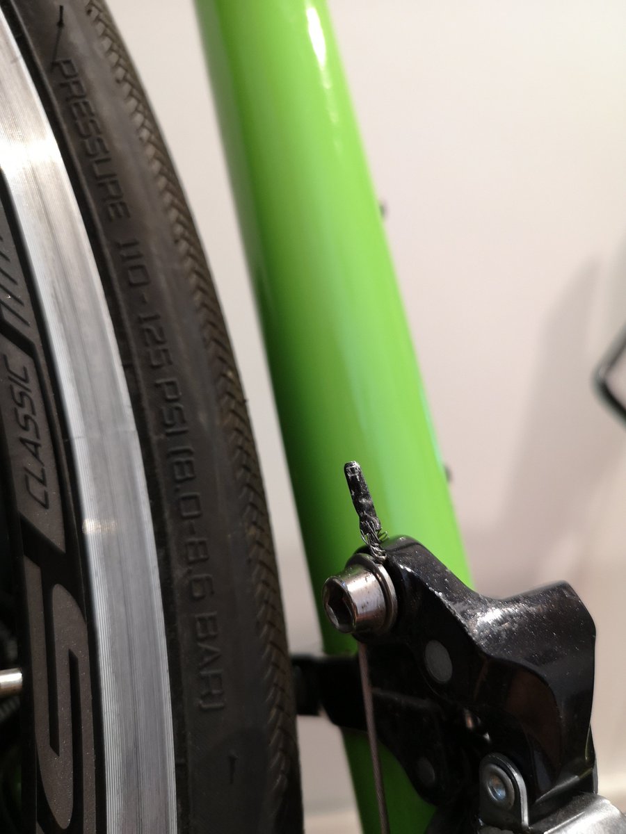 dean2871's tweet photo. Pay £120 for a gold service at @EvansCycles along with an extra £40 for parts and you will end up with an apprentice doing your bike, a cable that will 100% come off on the next ride and a gash in your leg from uncovered sharp metal!
Shocking!!! https://t.co/bbymPhNysF
