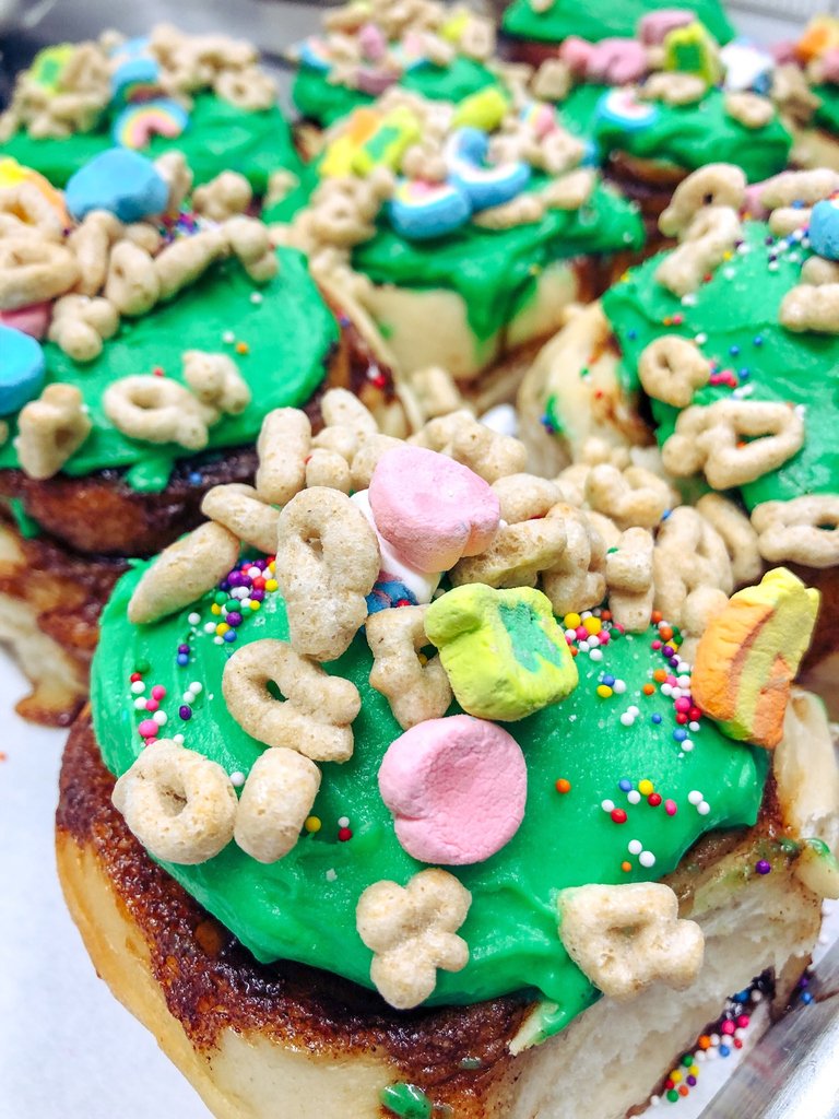 omgcinnamonroll's tweet photo. #saturday 😮 OMG Cinnamon Roll
Lucky Charms Cinnamon Roll
🍀
🍀
🍀
#stpatricksday #stpattysday #cinnamonrolls #cinnamonrollsaturday #omgcinnamonrolls #bakedwithlove #luckycharms #nashvillefoodbloggers #scratchbaked #artisanbakery #bakery #springhillbakery #springhilltn https://t.co/yAdS47pP0Z