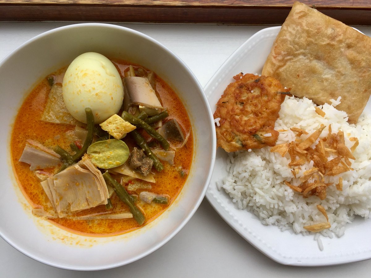 Denald's tweet photo. #MaksiApa #MenuWeekend kalau weekend & ga ada acara ke luar, masak yg gampil salah satunya lodeh (ontong). Semuanya campur satu. Masaknya Jumat sore, jadi Sabtu Minggu leyeh2. Ada sisa dadar jagung & martabak bihun. Puasa sambel dulu. Camilannya rengginang Lorjuk dan Rambak Sapi https://t.co/uee0cKT23A