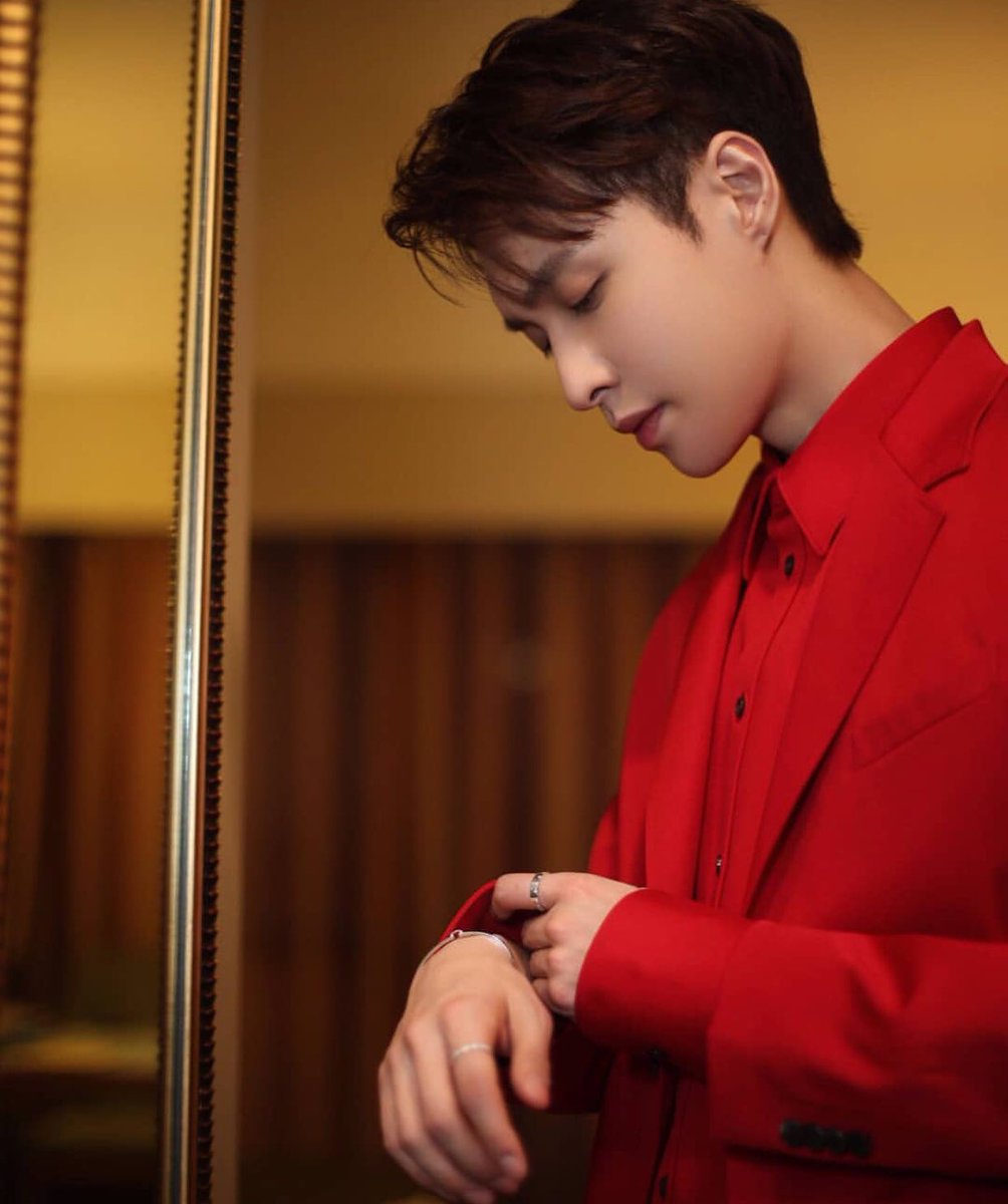 Layching10's tweet photo. Baju merah jangan sampe lepas 😍😍 #TwitterBestFandom⁠ ⁠⁠ ⁠ #TeamEXO #SoompiAwards⁠ ⁠⁠ ⁠ @weareoneEXO @B_hundred_Hyun @layzhang https://t.co/CfVtX1RzST