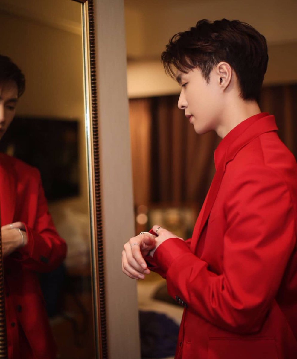 Layching10's tweet photo. Baju merah jangan sampe lepas 😍😍 #TwitterBestFandom⁠ ⁠⁠ ⁠ #TeamEXO #SoompiAwards⁠ ⁠⁠ ⁠ @weareoneEXO @B_hundred_Hyun @layzhang https://t.co/CfVtX1RzST