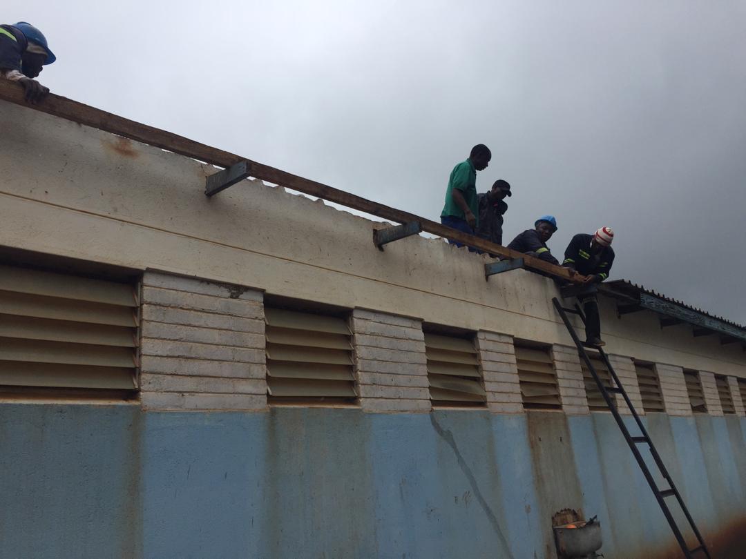 ZBCNewsonline's tweet image. #cycloneIdai: 4 cells have roofs blown away at Mutimurefu Prison, Masvingo.