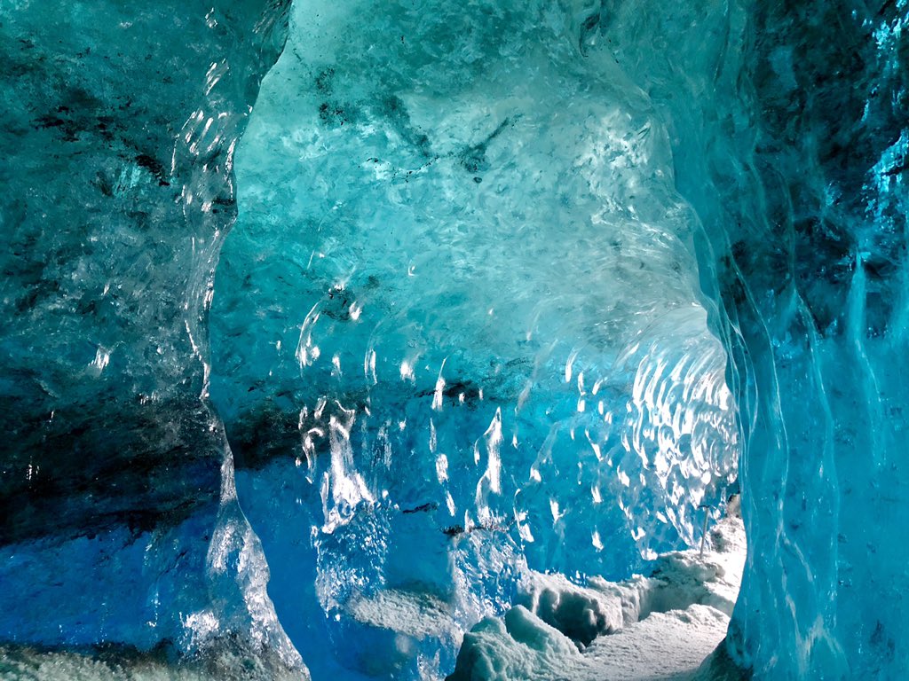 ジョリー ヴァトナヨークトル氷河の氷の洞窟 自然にできた洞窟で夏に崩れて無くなるから 毎年違った洞窟になるらしい アイスランド アイスケーブ スーパーブルー T Co Nfipumgtrj Twitter