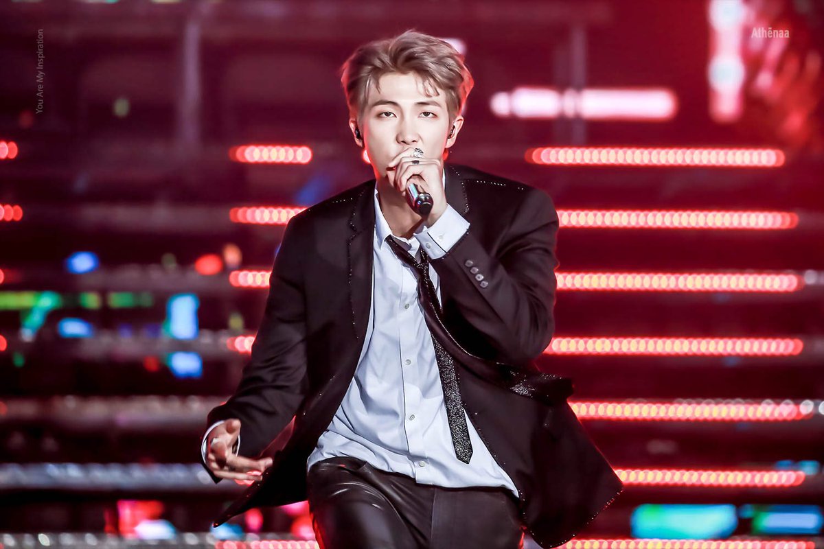 Rayuni13's tweet photo. 완전 멋있어요! 👑

#TeamBTS #RM 
#TwitterBestFandom 
#SoompiAwards @BTS_twt 
📷 @Athenaa_RM 💜 https://t.co/RXQEUkkKE3