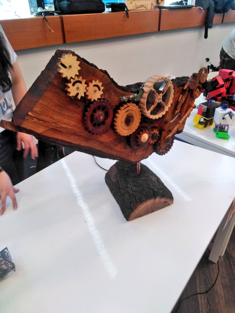ZGZMakerSpace's tweet image. En el #ArduinoDayZgz hay cosas muy chulas con un rollo #maker #steampunk. Que currazo... Para cuando una #impresora3D de madera? XD