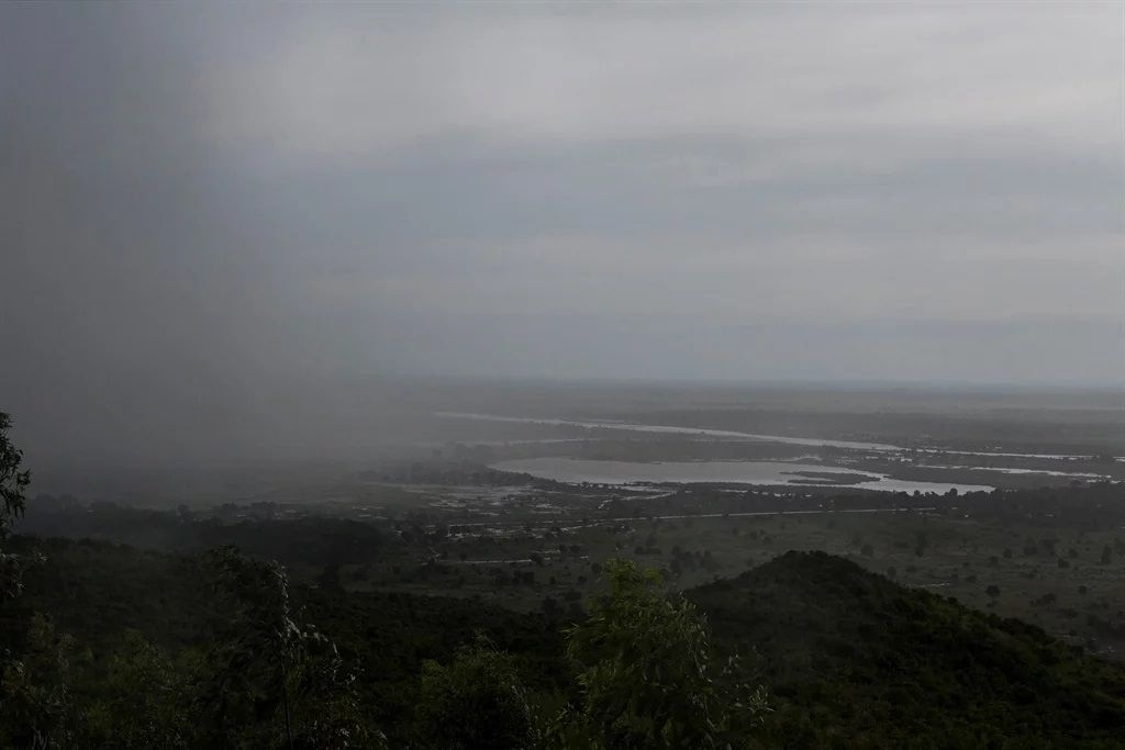 clubOmozambique's tweet photo. At least 24 dead, dozens missing in #imbabwe after cyclone #Idai https://t.co/59ZCYVtg5O https://t.co/cpeA5DibML