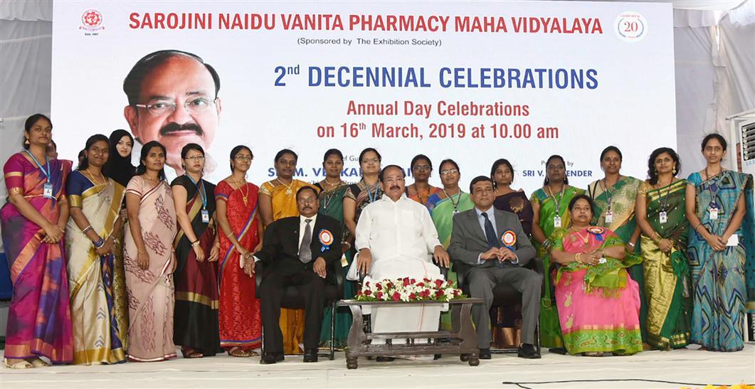 The Vice President M. Venkaiah Naidu with the meritorious Students of Sarojini Naidu Vanita Pharmacy Maha Vidyalaya at the 2nd decennial celebrations in Hyderabad.