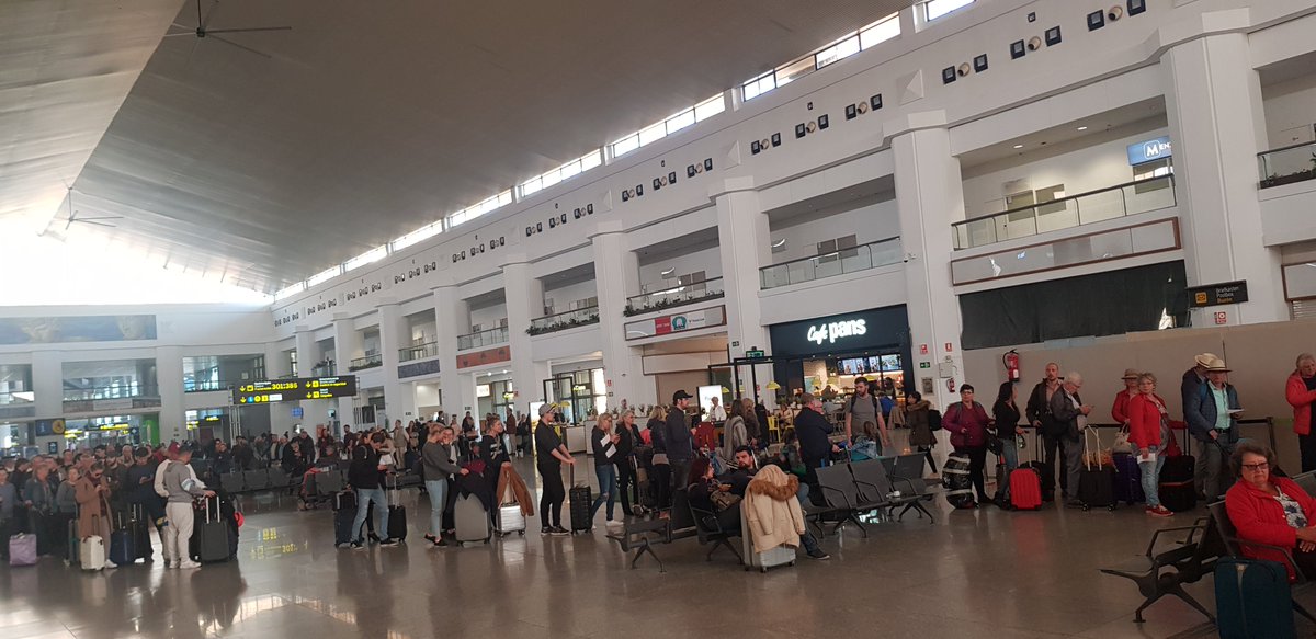 AineScott's tweet photo. @Ryanair Malaga...think you could open more desks? This is ridiculous https://t.co/VQAlK1Fxgp