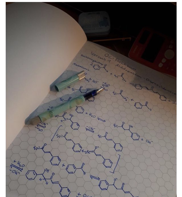 Cahier hexagonal pour chimie organique. Le mec qui a inventé ça est un génie!