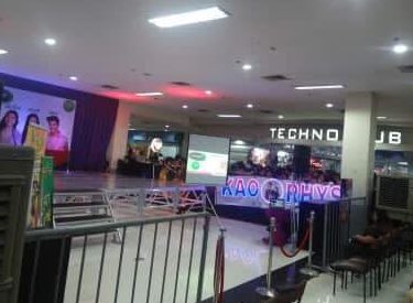 RhysPexers's tweet photo. Yung bawal lagyan ng banners ang barricades sa front so paano ang new props? Mabuti nalang magagaling ang live admins! Kitang kita ang props lalo na kung nasa stage!

#KAORHYSStormsLucena https://t.co/uzCtFvTySm