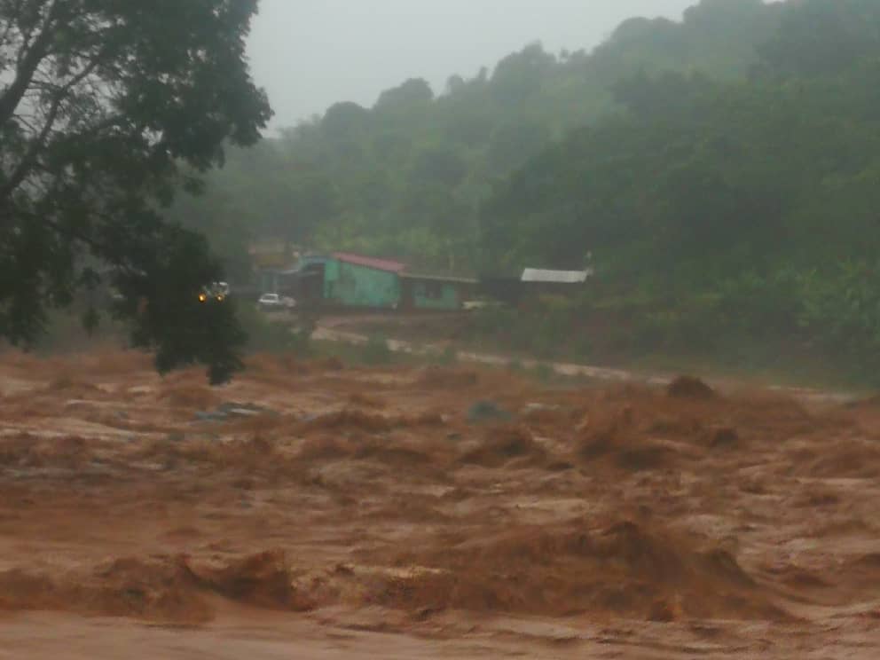 InfoMinZW's tweet image. CYCLONE IDAI UPADTE:
Total confirmed fatalities-15
Injuries - 15
In Chipinge Ward 13, 7 houses destroyed. Chipinge Ward 15,  30 house damages. Chimanimani ZCDC Compound-13 houses destroyed occupants marooned on top of mountain waiting to be rescued. Winds hampering flights