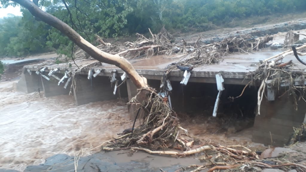 InfoMinZW's tweet image. CYCLONE IDAI UPADTE:
Total confirmed fatalities-15
Injuries - 15
In Chipinge Ward 13, 7 houses destroyed. Chipinge Ward 15,  30 house damages. Chimanimani ZCDC Compound-13 houses destroyed occupants marooned on top of mountain waiting to be rescued. Winds hampering flights
