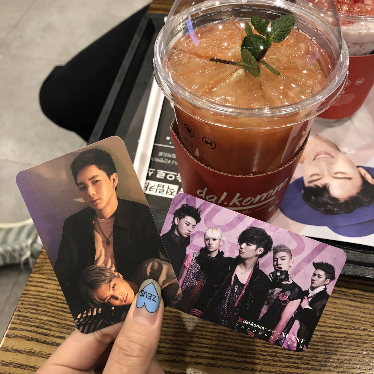 Beauty_H_MH's tweet photo. 제발 저한테 달콤카페 뉴이스트 트레카 양도해주실분들을 찾아요ㅠㅠㅠㅠㅠㅠㅠㅠㅠ대전에는 두개밖에 없어요 https://t.co/HJEpKnkbdF