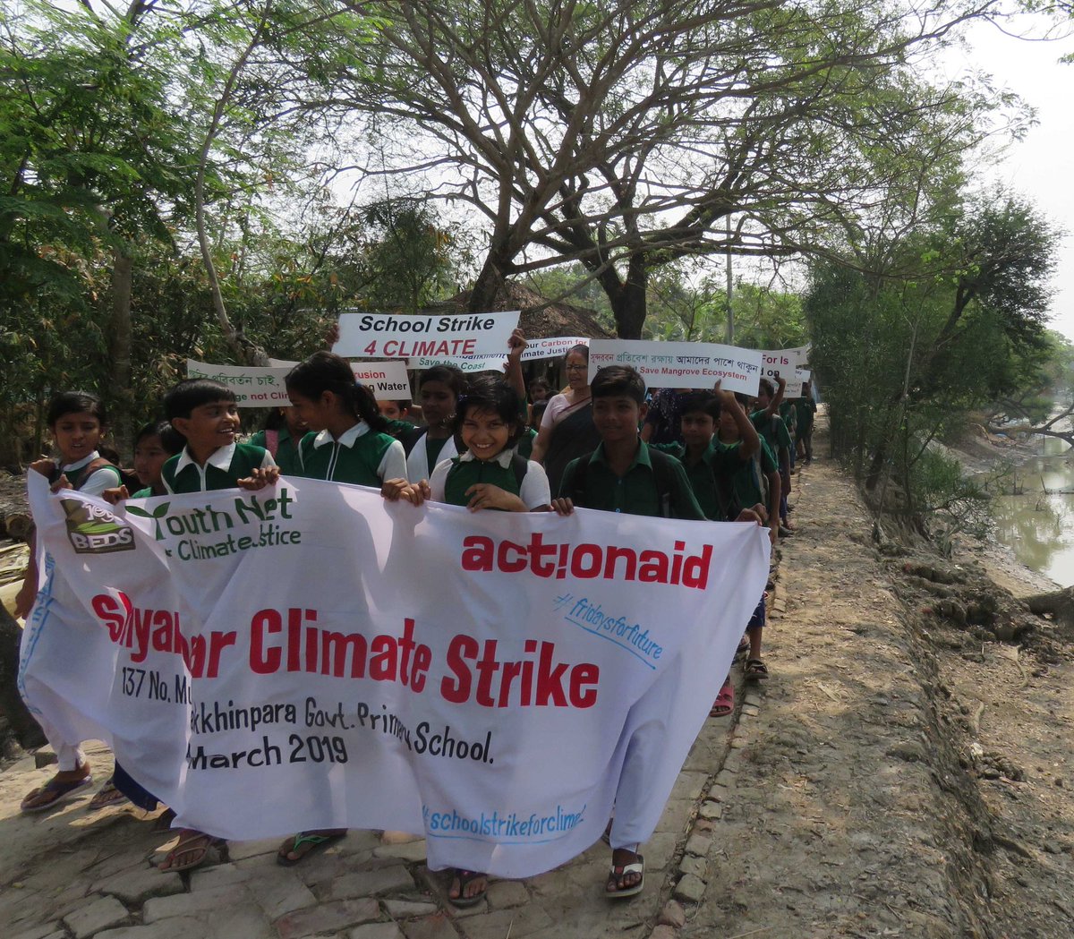 Sohanur Rahman (@sohanyouthnet) on Twitter photo School Students from one of the the most #climate impacted areas in the world, #Shyamnagar of #Bangladesh joined the world demanding climate action now.
#SchoolStrikeForClimate #ClimateAction #FridaysForFuture #YouthClimateStrike @YouthNet4CC <a href="/AABangladesh/">ActionAid Bangladesh</a> School Students from one of the the most #climate impacted areas in the world, #Shyamnagar of #Bangladesh joined the world demanding climate action now.
#SchoolStrikeForClimate #ClimateAction #FridaysForFuture #YouthClimateStrike @YouthNet4CC <a href="/AABangladesh/">ActionAid Bangladesh</a>