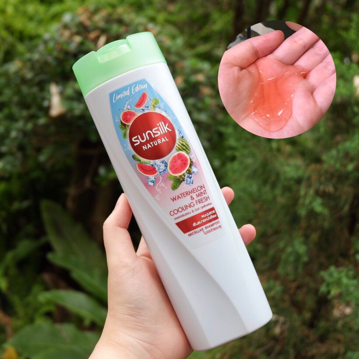 PlobJai's tweet photo. แชมพูออกใหม่อีกแล้วว พิเศษกว่าเดิมตรงที่เป็น Sunsilk ไมเซลล่า เริ่ดตรงไหนรู้ปะ เป็นสูตร Watermelon &amp; Mint Cooling Fresh! สระแล้วผมหอม เย็นสบายหัวมาก กลิ่นแตงโมคือหอมทะลุขวดแล้วอ่ะ Fresh จริง ห้องน้ำคืออบอวลไปด้วยกลิ่นแตงโมไอเลิ้บบ🍉🧖🏻‍♀️

#คนหัวแตงโม #ซันซิลซัมเมอร์ https://t.co/Yn9GYACovJ
