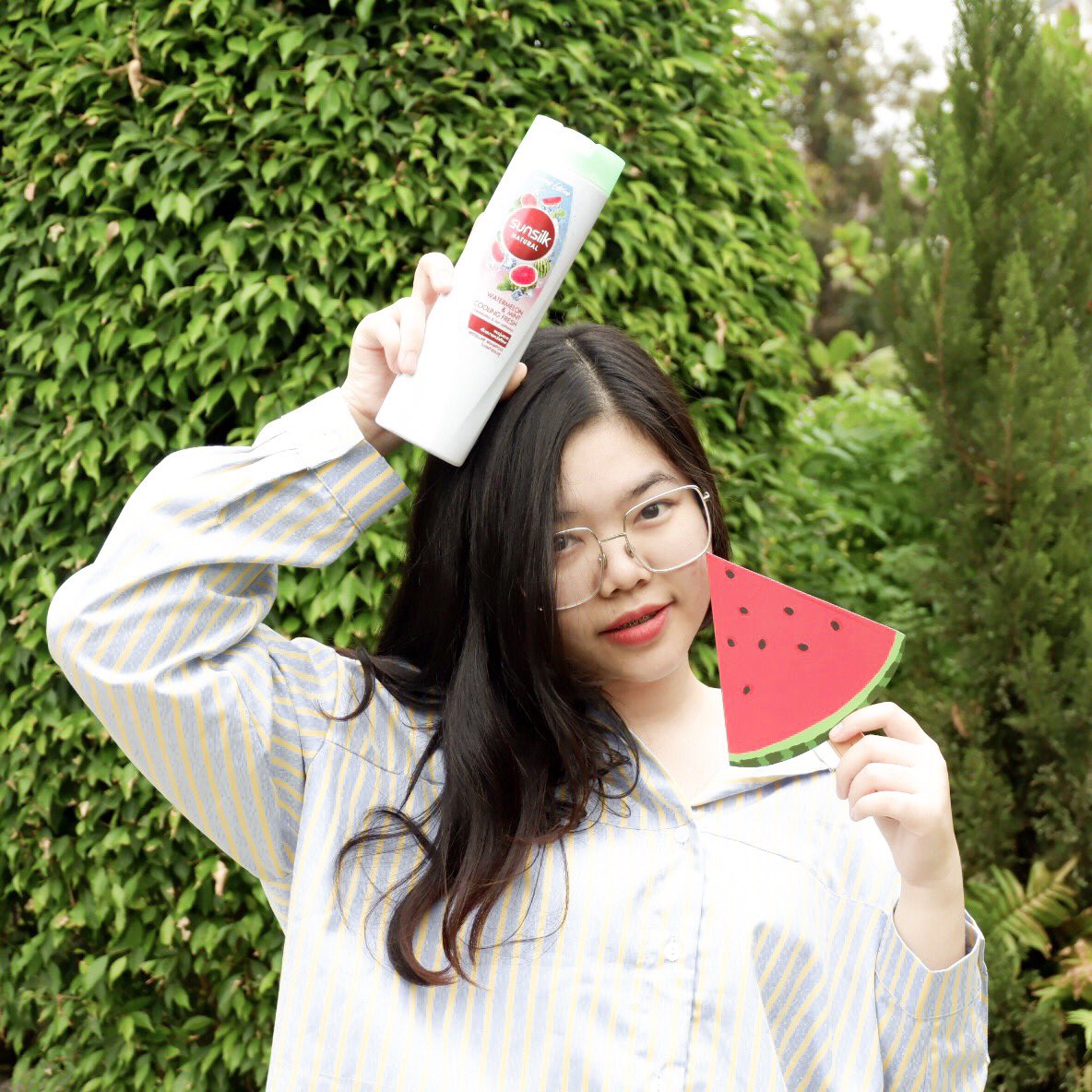 PlobJai's tweet photo. แชมพูออกใหม่อีกแล้วว พิเศษกว่าเดิมตรงที่เป็น Sunsilk ไมเซลล่า เริ่ดตรงไหนรู้ปะ เป็นสูตร Watermelon &amp; Mint Cooling Fresh! สระแล้วผมหอม เย็นสบายหัวมาก กลิ่นแตงโมคือหอมทะลุขวดแล้วอ่ะ Fresh จริง ห้องน้ำคืออบอวลไปด้วยกลิ่นแตงโมไอเลิ้บบ🍉🧖🏻‍♀️

#คนหัวแตงโม #ซันซิลซัมเมอร์ https://t.co/Yn9GYACovJ