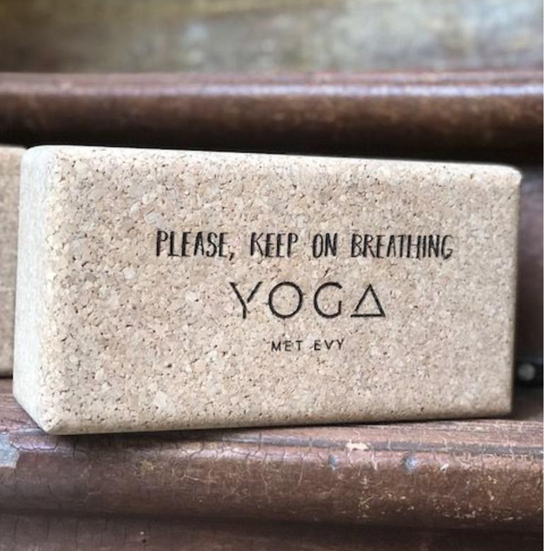 yogametevy's tweet photo. Whatever you do, please keep on breathing... daar herinnert Bruno the Yoga brick je tijdens elke les aan wanneer je het nodig hebt. 
#yoga #yogablok #yogametevy #kurk #webshop
👉 https://t.co/N4SPjaWQUT https://t.co/ixVobe7I6D