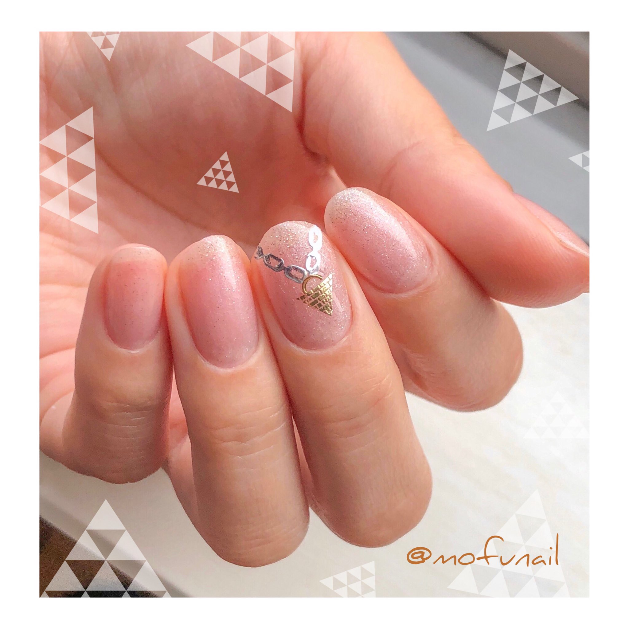 もふnail 大人シンプルな遊戯王ネイル 笑 海馬コーポレーションからの挑戦状 遊戯王の謎解きゲーム に 遊戯王好きのセルフネイラーさんと 参戦 中指に千年パズルをイメージして ネイルシールを組み合わせました 親指はこう 千年パズルの