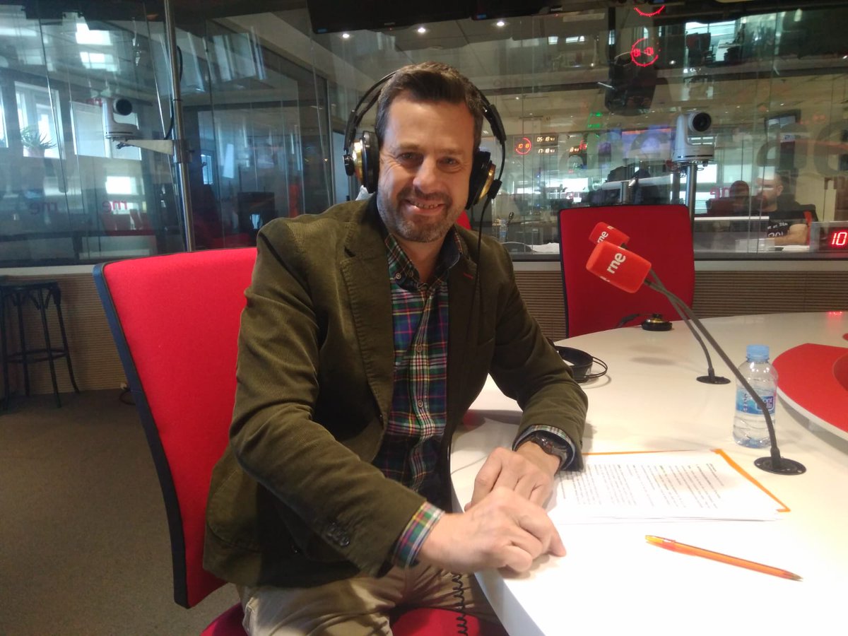 NEUDC_RNE's tweet photo. En unos minutos @Danielrogonza nos da las pautas para hacernos entender mejor en #ComoHablar. https://t.co/GDBMqlrUEc