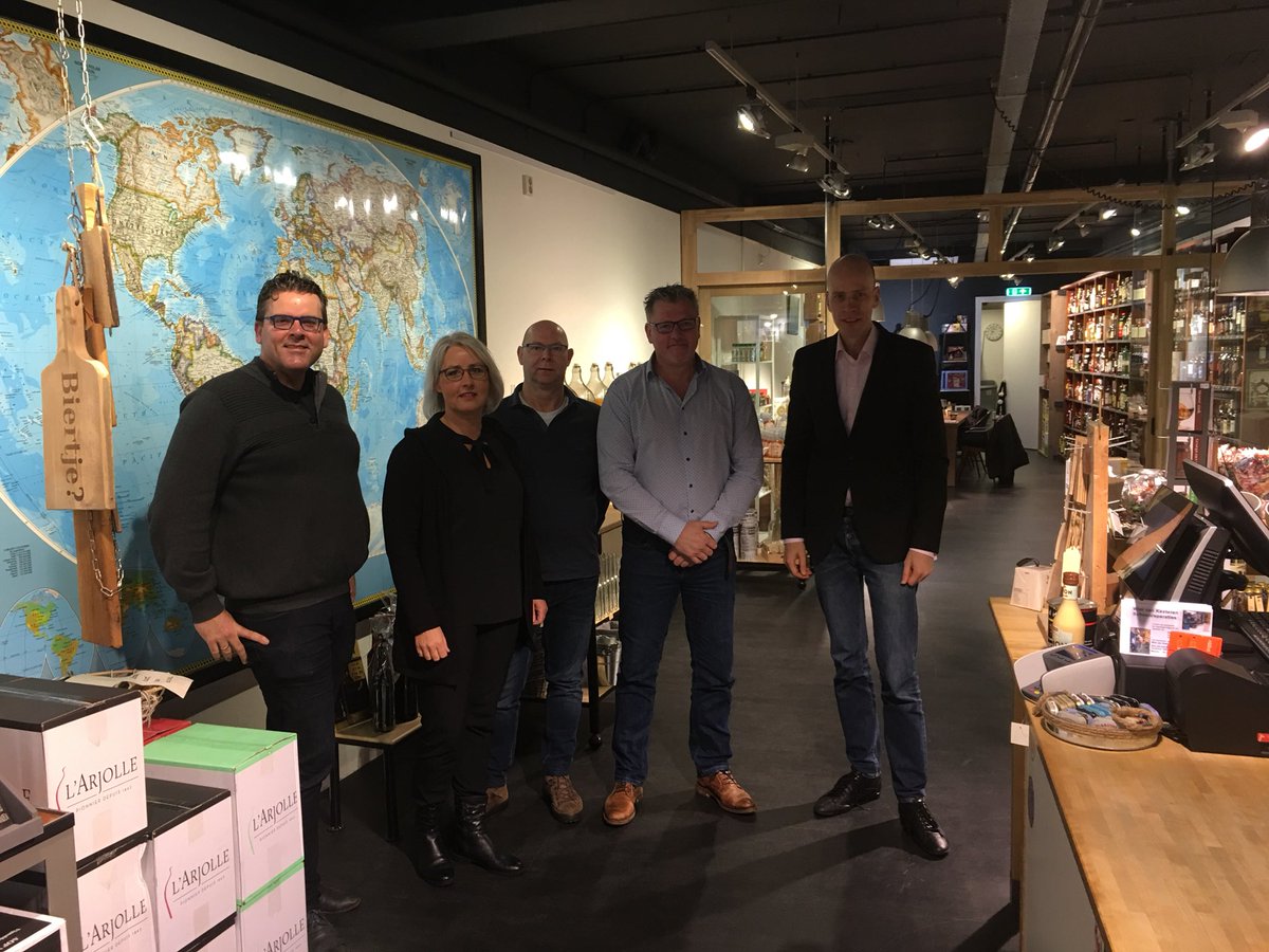 De toekomst van bruisende binnensteden in het Vechtdal. <a href="/kees_hofstee/">kees hofstee</a> en ik op bezoek bij <a href="/WijnhofOmmen/">Wijnhof Ommen</a>. Prachtige winkel!

Kees is de kandidaat uit het Vechtdal voor de Overijsselse Staten verkiezingen! #OnsOverijssel #kiesVVD #kiesvoordoen