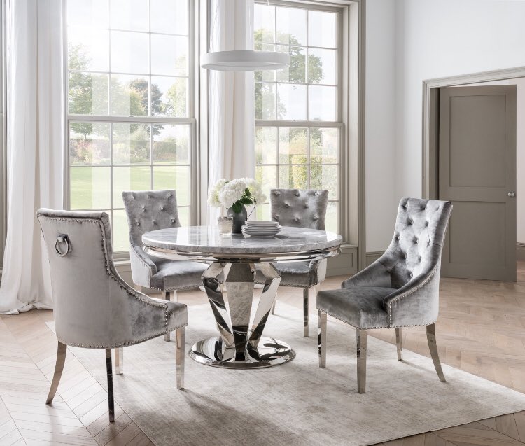 😍  Arturo Round Table €735

A contemporary round table with billowed stainless steel legs and grey marble top

Belvedere Chairs €195 😍
#Contemporarydining #roundtable #rounddiningtable #diningchairs #dining #furniture #gergavinhomeinteriors