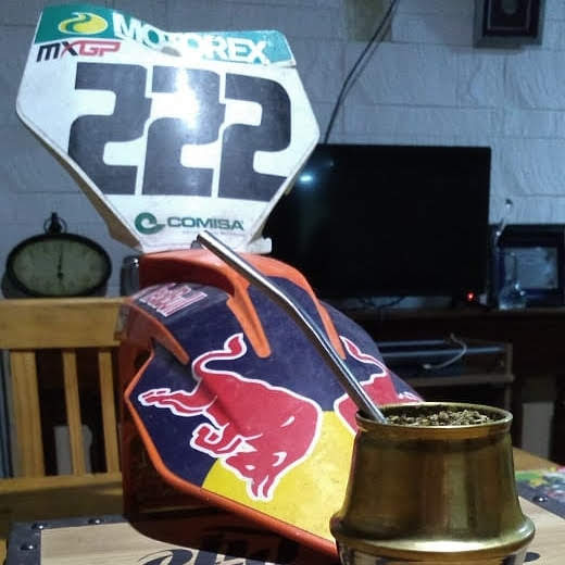 CROSSPRENSA's tweet photo. Buen día. Preguntaron: "Porqué no lavás esos plásticos?" No se lavan, cada grano de tierra es historia. Forman el camino al 10mo. campeonato deCairoli. Por eso no se lava, por respeto.
Mate mientras nos seguís en Insta? #Crossprensa #Puromx #Matesmx https://t.co/vYHqmEqWPL