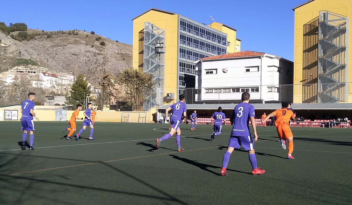 Esta tarde jugamos ante el líder <a href="/VillarrealCF/">Villarreal CF</a> DH a las 16:30h en Villarreal. Partido dificilísimo, pero también un encuentro y un lugar por los que merece la pena jugar en esta categoría. Además, de la ilusión también se vive. Le vamos a poner todas las ganas del mundo #ahierro