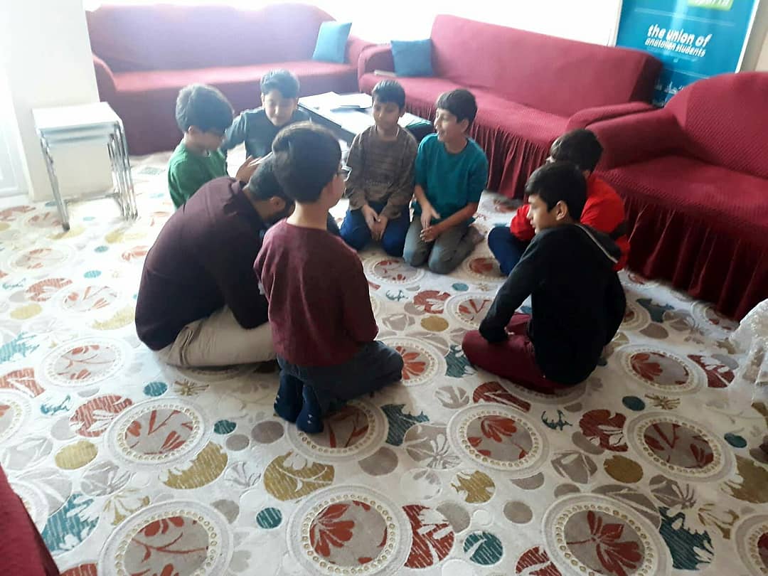 yiksdu's tweet photo. Haftalık olarak düzenlediğimiz ortaokul öğrenci programımızda bu hafta kahvaltının ardından Medine'ye hicretin ardından yaşanan gelişmeleri ve İslâm'ın ilk öğretmeni Mus'ab bin Umeyr'i işledik, Allah'ın isimlerini hatırlamaya çalıştık. https://t.co/CDbKlmG8mY