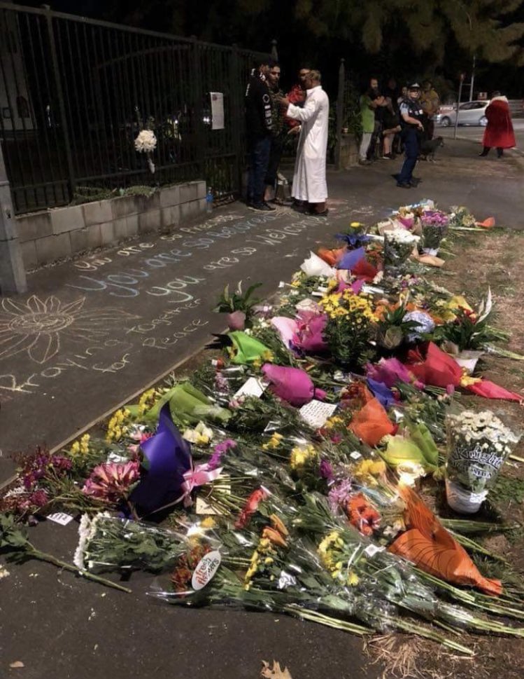 iiiijj0's tweet photo. .💐🖤
After the tragic incident that has happened today in Friday prayers for Muslims in New Zealand, some people went to the place of the mosque and put flowers to express their sorrow and sympathy.🇳🇿
 #NewZealandTerroristAttack https://t.co/r5rCj7Lc7a