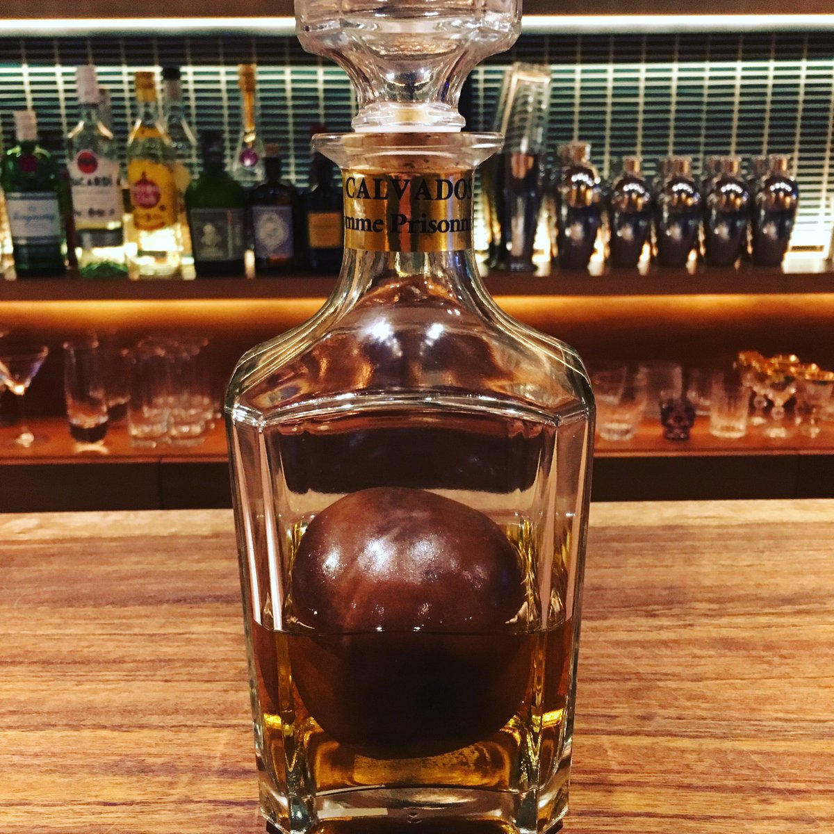 ナナマルコ على تويتر カルヴァドス ポム プリゾニエール Alc 40 フランス 虜のりんご の名のとおり ボトル内にりんごが詰められた りんごの蒸留酒 意外に炭酸割りがおいしいことが判明 さて このりんご どうやって瓶に詰めたのかとよく問われますが 分かり
